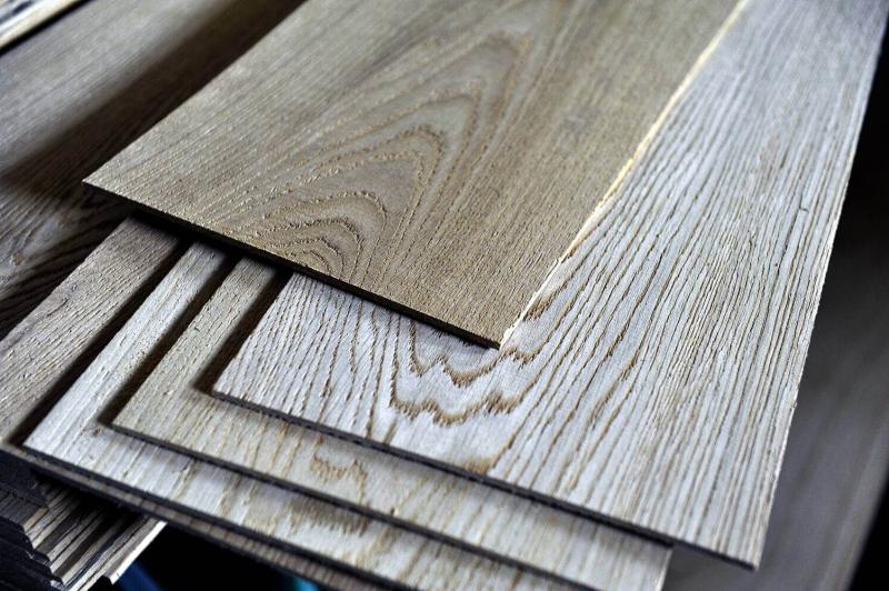 Gründung der neuen Holzwerksfabrik für die Herstellung von Furnieren mit eigenem Zyklus der Holzbearbeitung von TURA LES GmbH