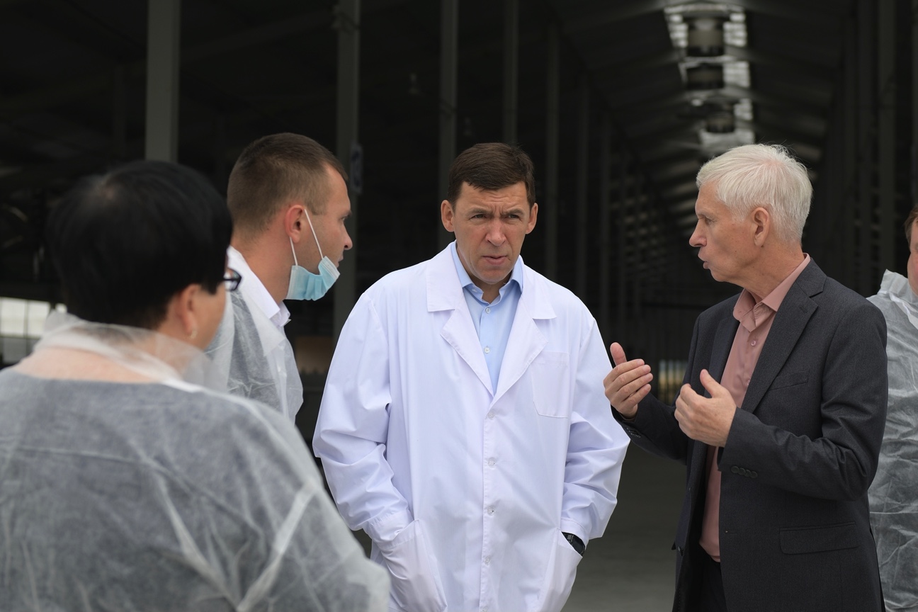 Evgeny Kuyvashev hat den neuen Viehzuchtkomplex in der Munizipaleinheit Irbit geschätzt